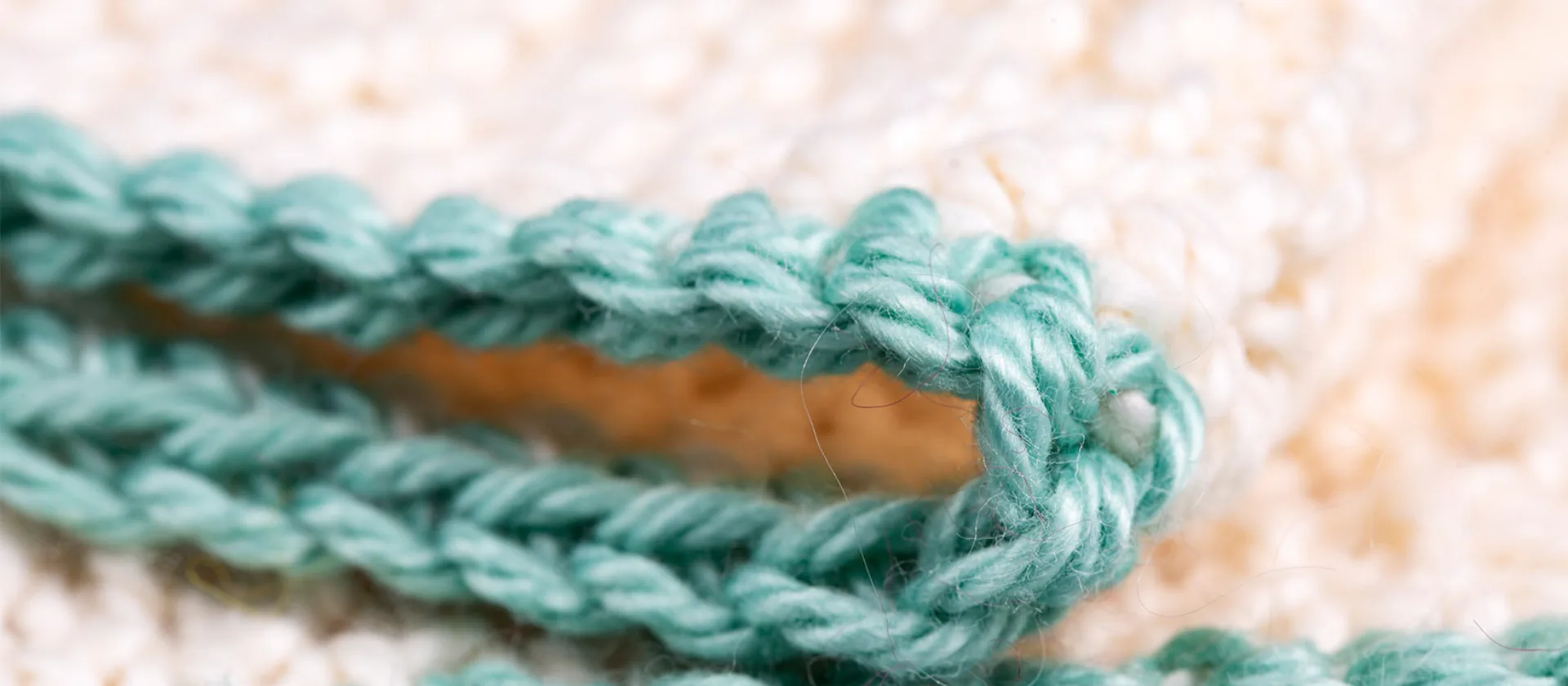 Prächtige Strickarbeiten aus Wolle in angesagten Farben