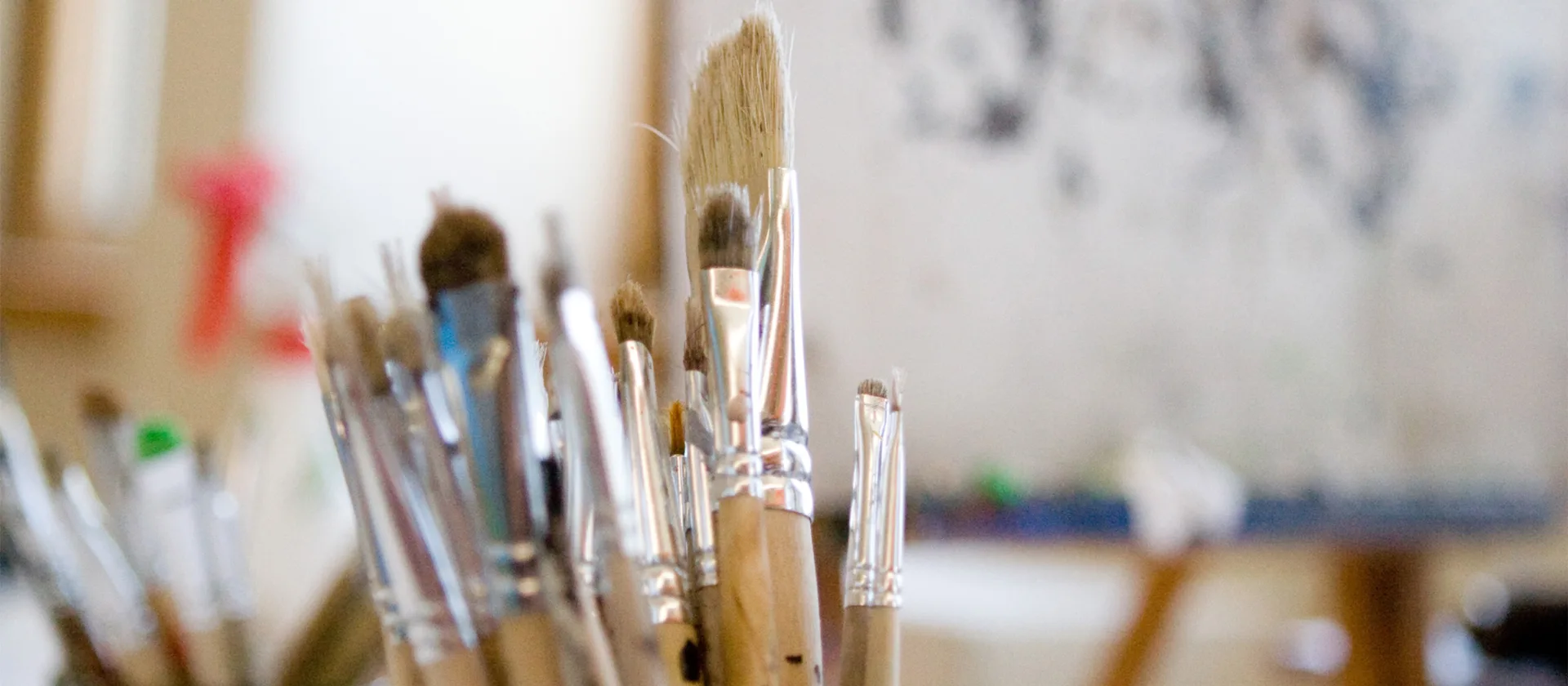 Eine Nahaufnahme von einem Glas mit Pinseln